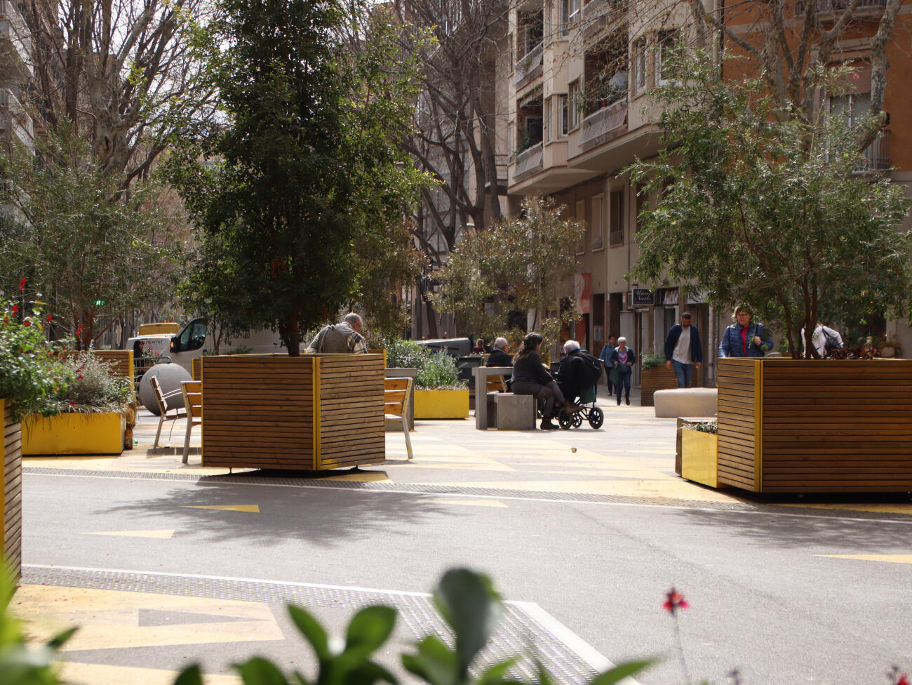 Gent en un dels espais de la superilla de Sant Antoni, a Barcelona.