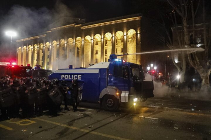 La policia dissolent manifestants al davant del parlament de Geòrgia. (Fotografia de Zurab Kurtisikidze)