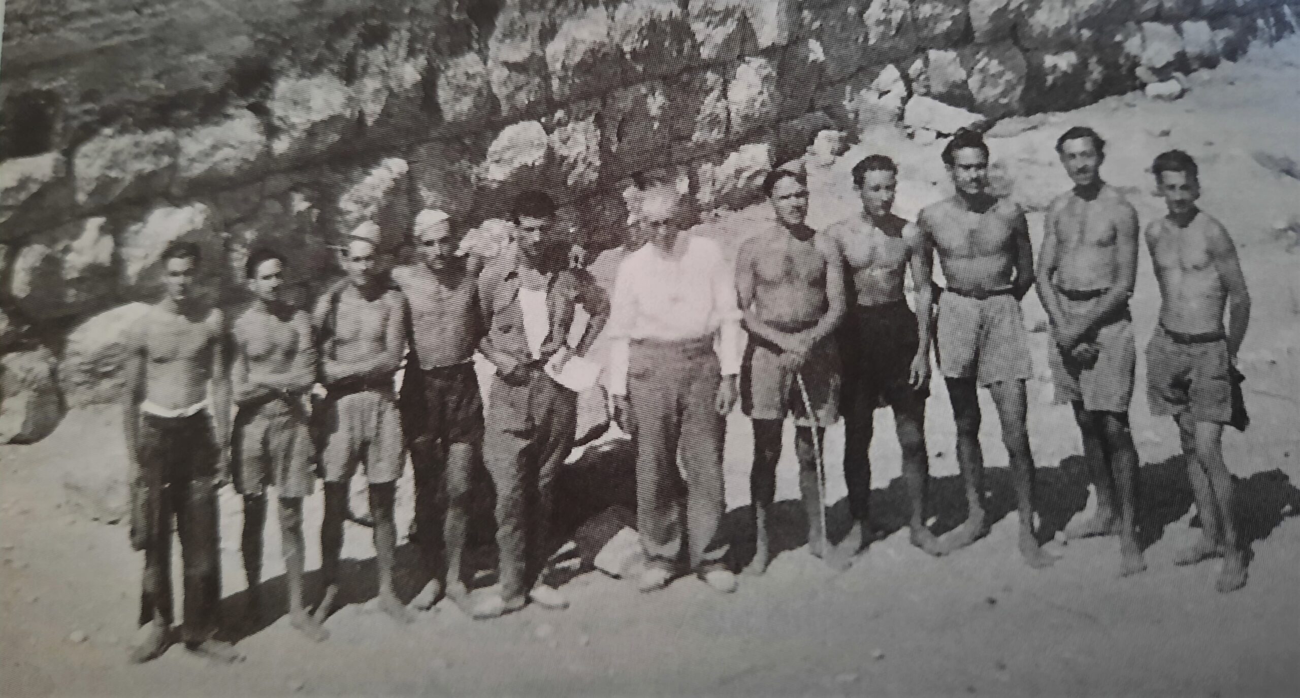 Membres del batalló 46, amb l'odiat conserge Joan Baptista Escrivà al centre.