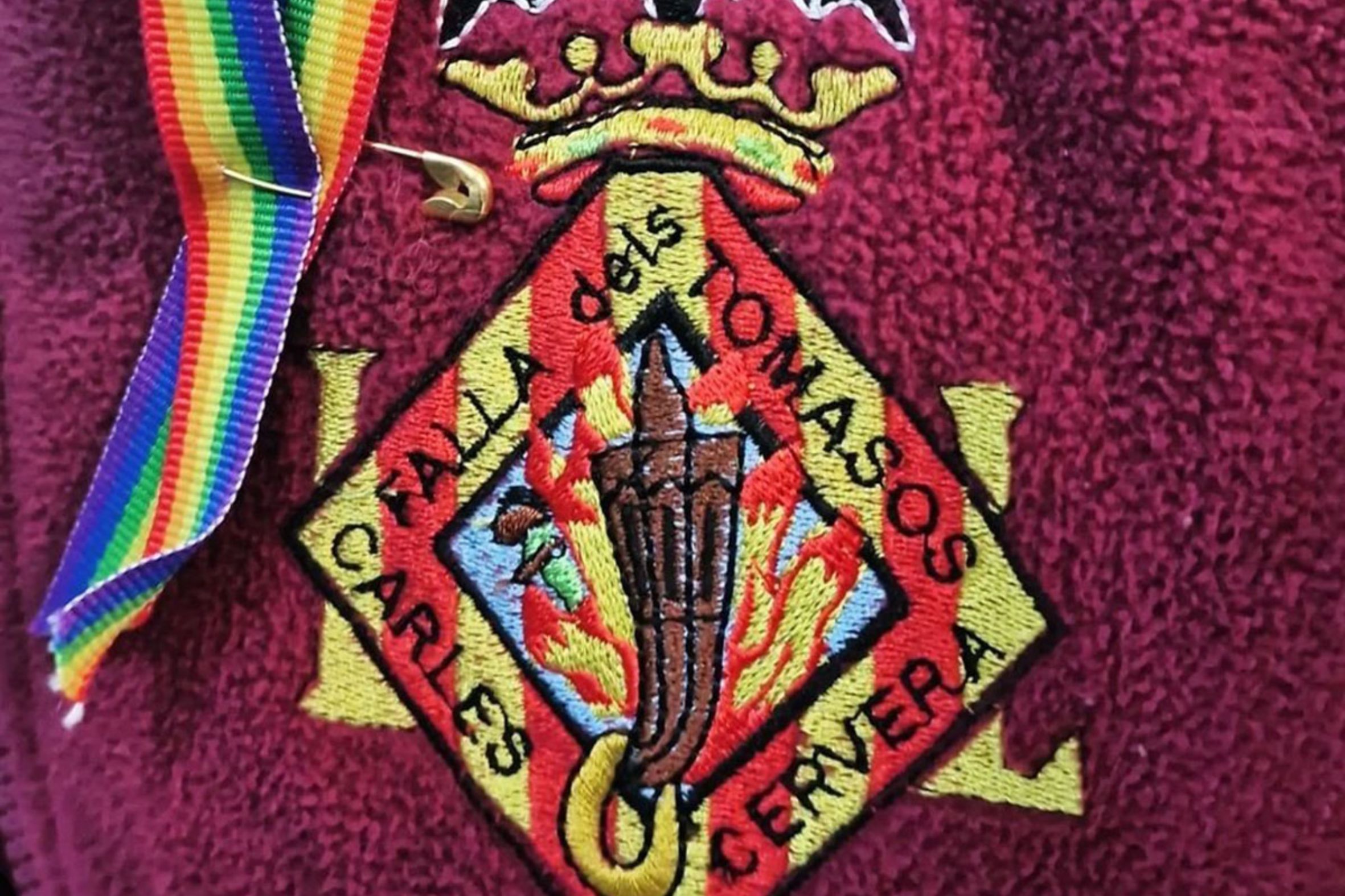 Els seus companys de falla lluiran un llaç irisat