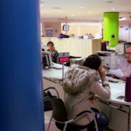 La forta entrada d’immigrants en el mercat laboral desvirtua les dades de l’agost