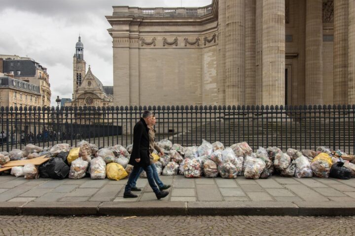 Brossa als carrers de París (fotografia: Ahmed Hariry Mahmoud / Europa Press)