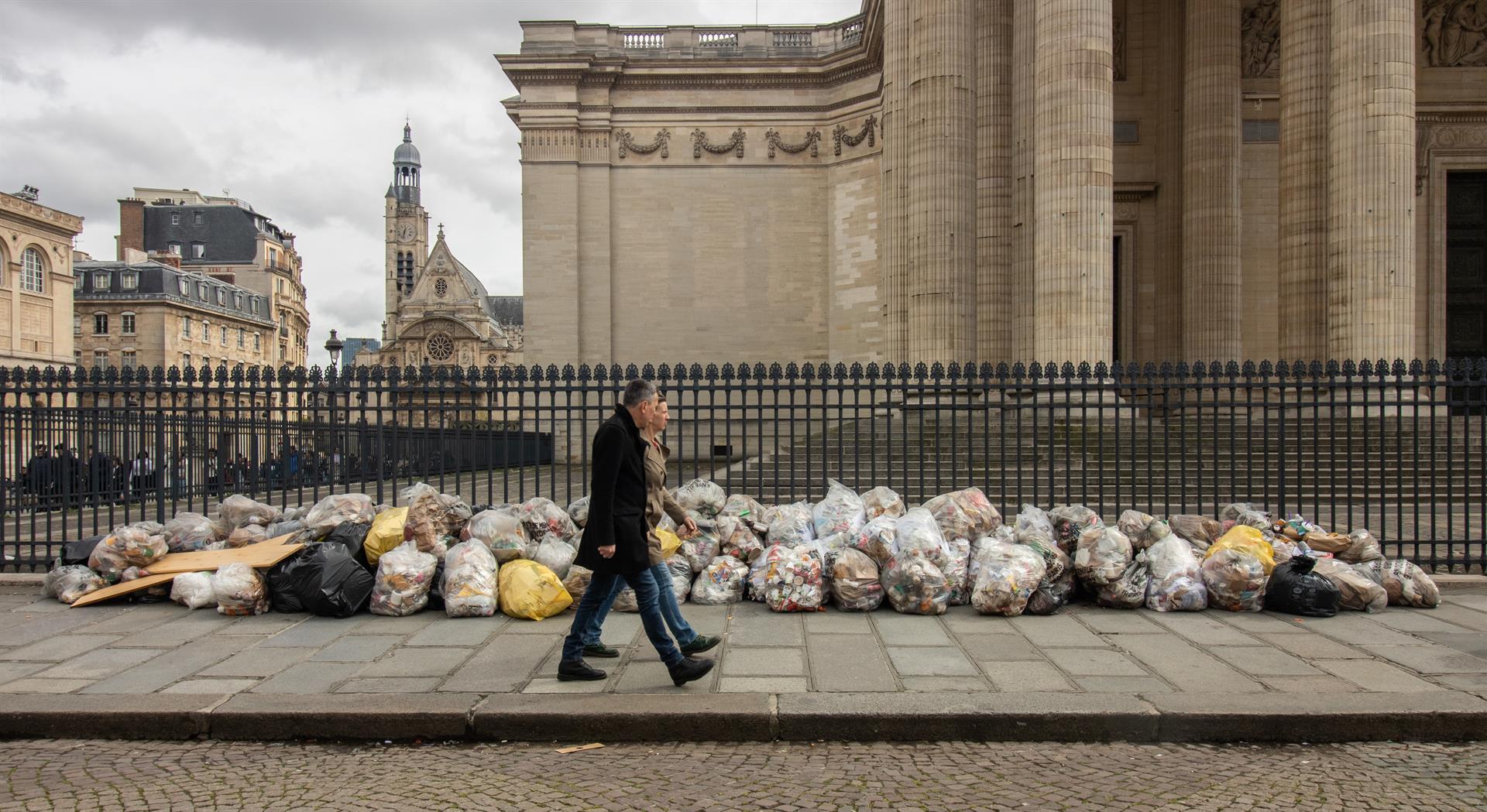 Brossa als carrers de París (fotografia: Ahmed Hariry Mahmoud / Europa Press)