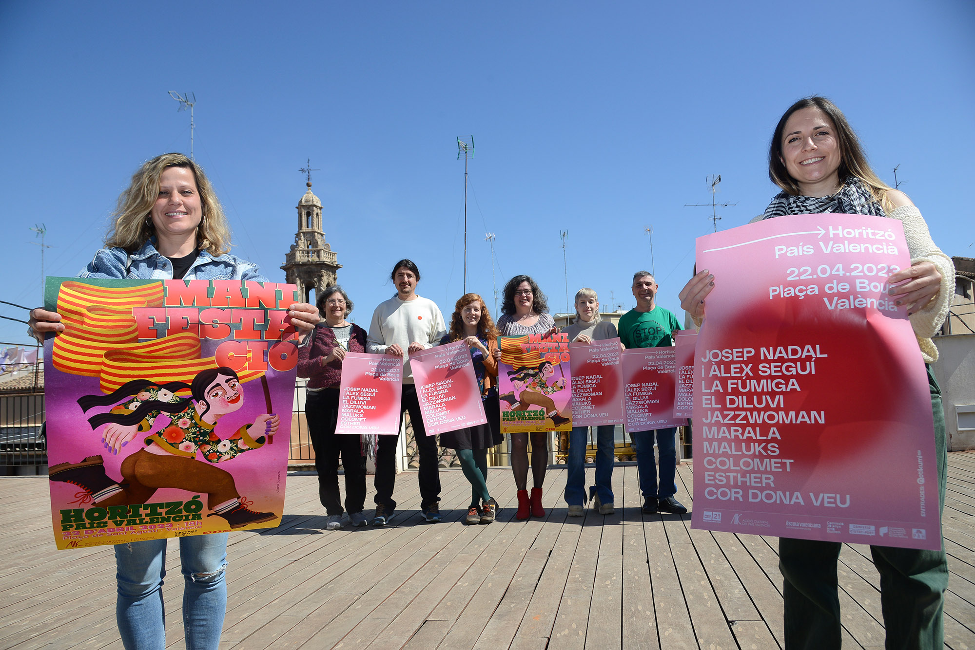En primer terme, Betlem Agulló i Flora Sempre en un moment de la presentació dels actes del 25 d'Abril (fotografia: Prats i Camps)