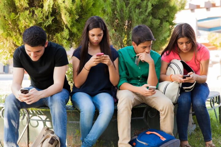 Els adolescents són el col·lectiu més vulnerable als mòbils.