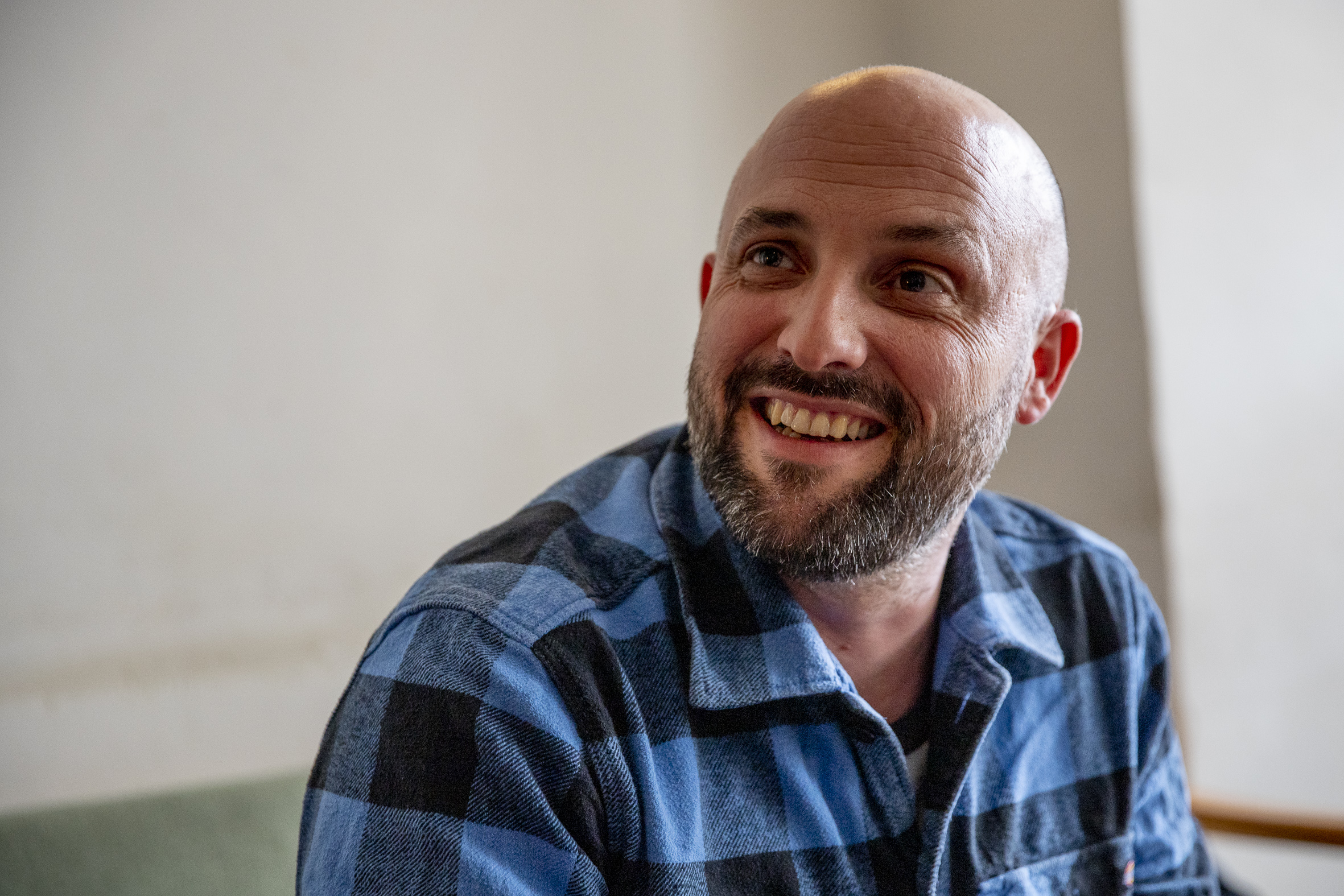 Jordi Graupera, dimarts al bar de sota casa seva, al carrer Borrell de Barcelona (Foto: Albert Salamé)