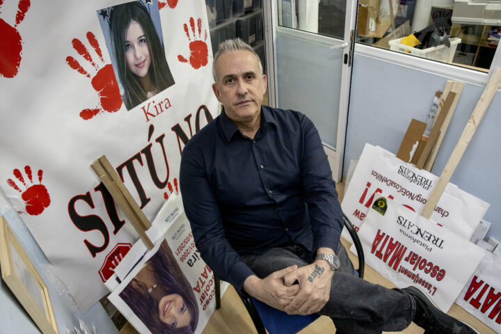 José Manuel López, envoltat de les pancartes per a la manifestació contra l'assetjament escolar del 29 d'abril. | Fotografia: Albert Salamé