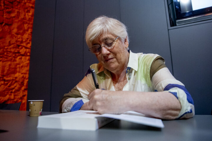 Clara Ponsatí ahir signant llibres a l'Espai VilaWeb. (Fotografia d'Albert Salamé)