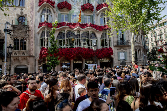 Editorials, llibreries, autors i entitats socials signen un manifest per a denunciar la “privatització” de Sant Jordi a Barcelona