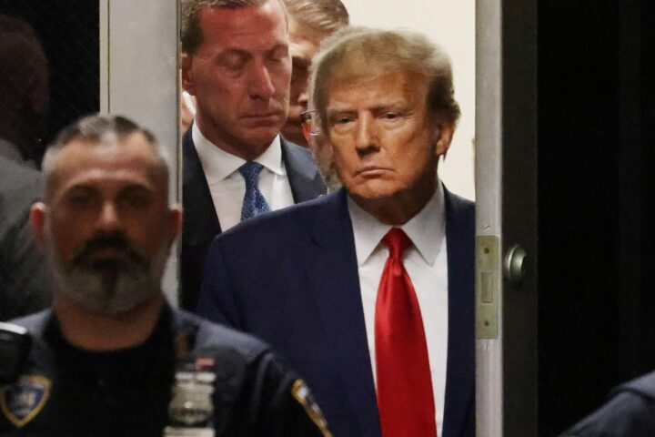 Trump en el moment que ha sortit de la seva torre per a dirigir-se a la fiscalia