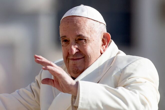 El papa demana disculpes per haver dit que no accepta homosexuals al seminari perquè “ja s’hi fa prou el marieta”