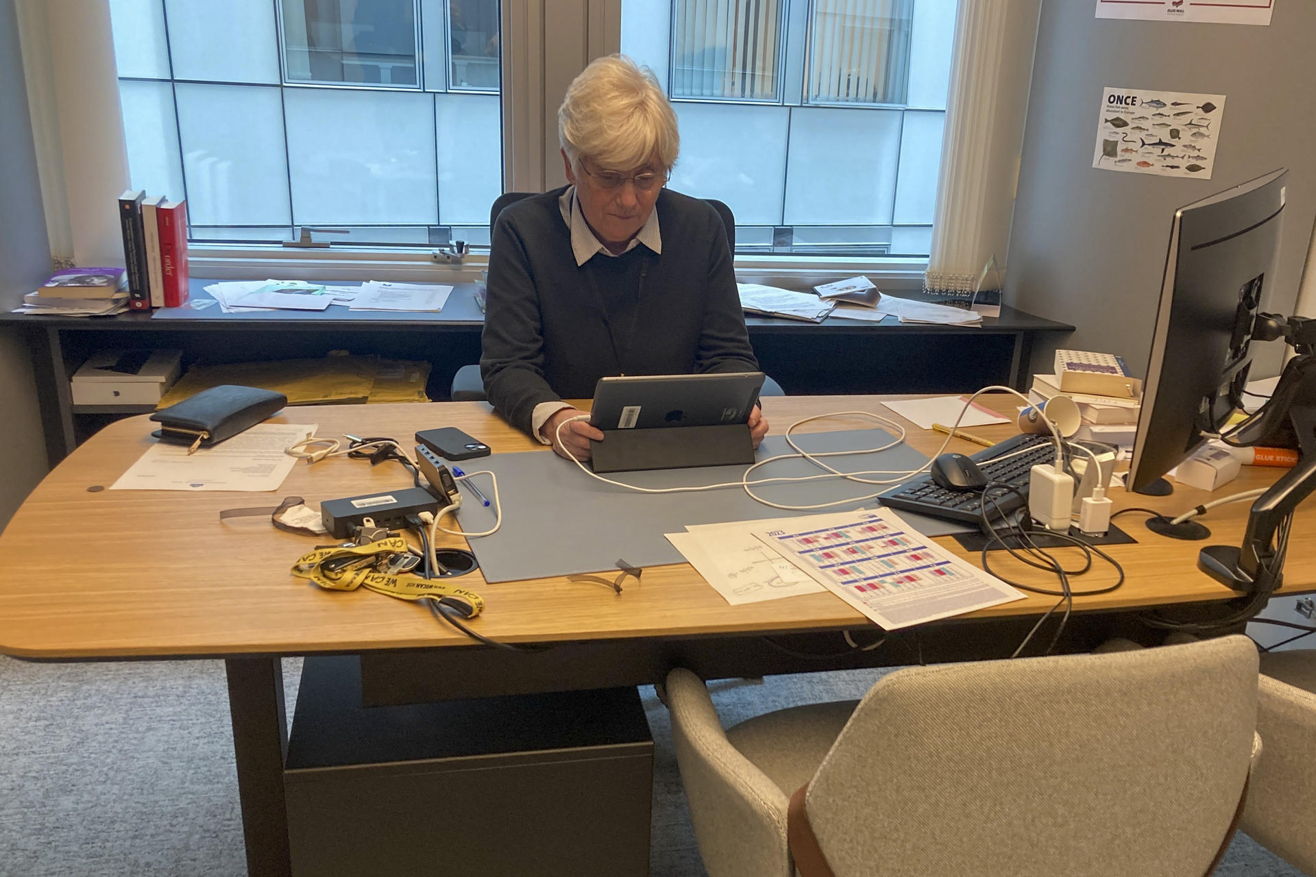 Ponsatí ahir treballant al seu despatx (fotografia EFE/ Leo Rodríguez).