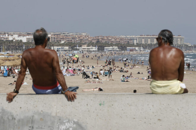 València suspendrà cautelarment les llicències d’apartaments turístics i limitarà els megacreuers