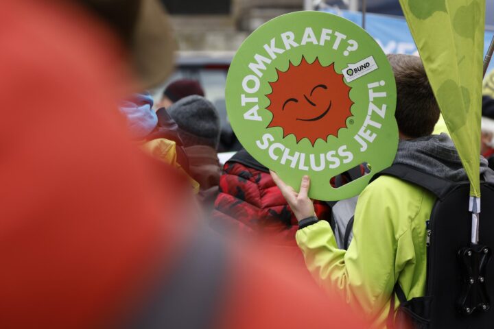 Activistes ecologistes celebren la fi de l'energia nuclear a Alemanya. Fotografia: EFE/EPA/MICHAELA REHLE