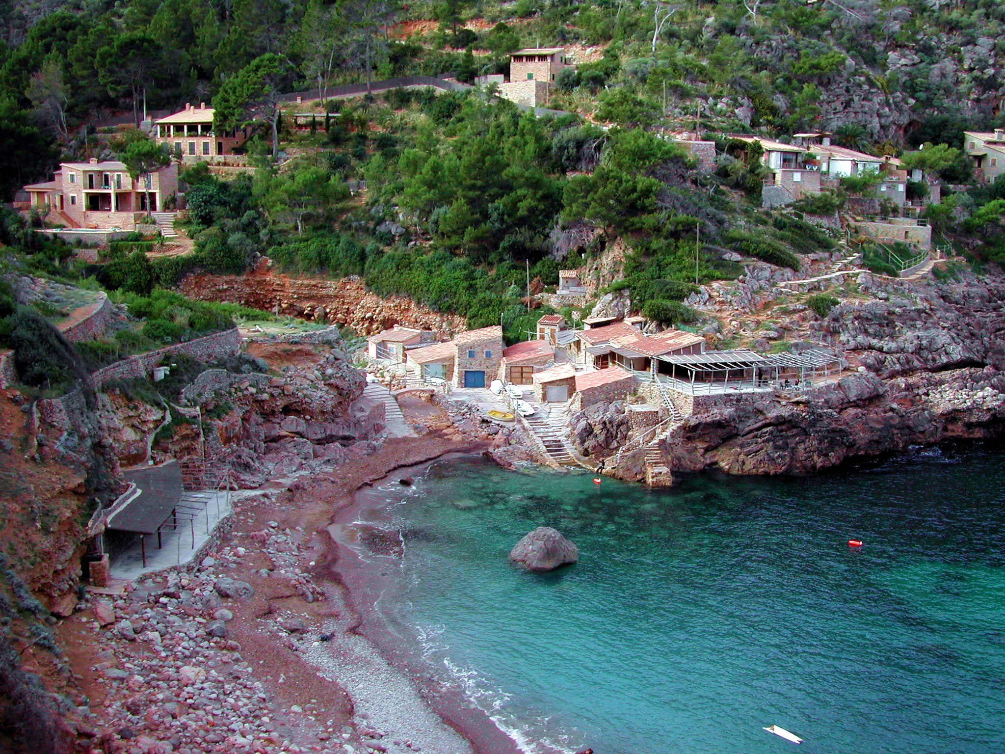 Cala Deià, a Mallorca, una de les platges sense fum. Fotografia: Chixoy, CC BY-SA 3.0, via Wikimedia Commons