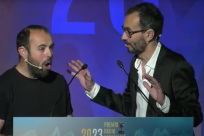 [VÍDEO] En Peyu i en Jair Dominguez es posen a la pell de Toni Clapés: “La meva vida és així de trista”