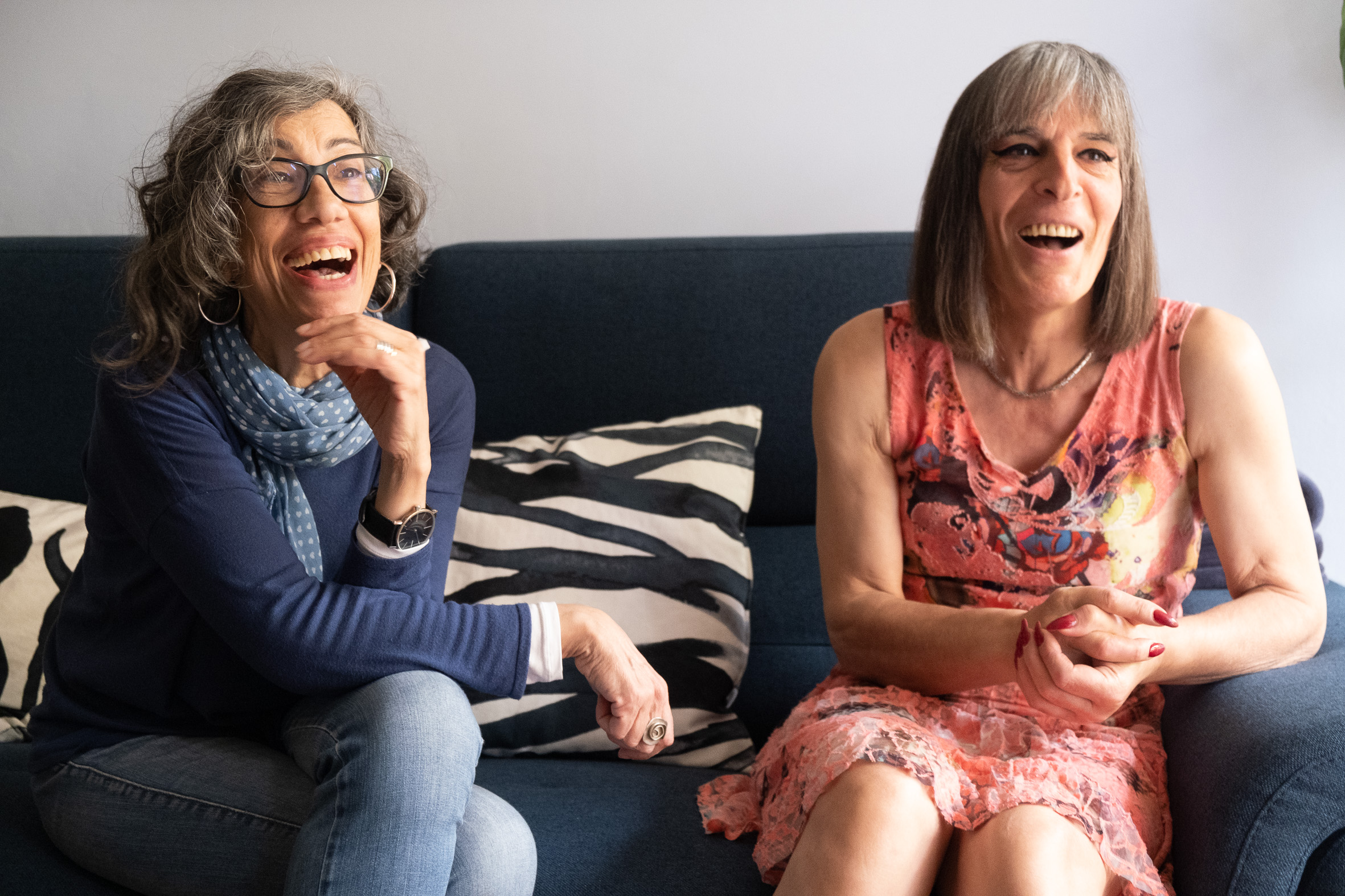 Clara Palau (dreta) i Maria Antònia Vilanova, dimecres a casa seva, al barri de la Creu Alta de Sabadell (fotografia: Adiva Koenigsberg).