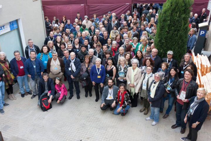 Imatge de família dels participants en el berenar literari l'any 2019.