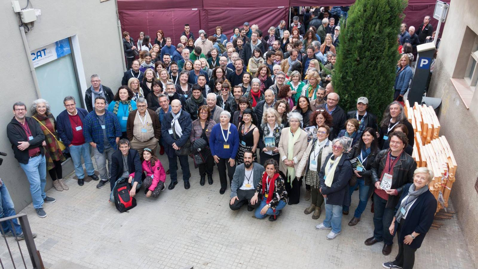 Imatge de família dels participants en el berenar literari l'any 2019.