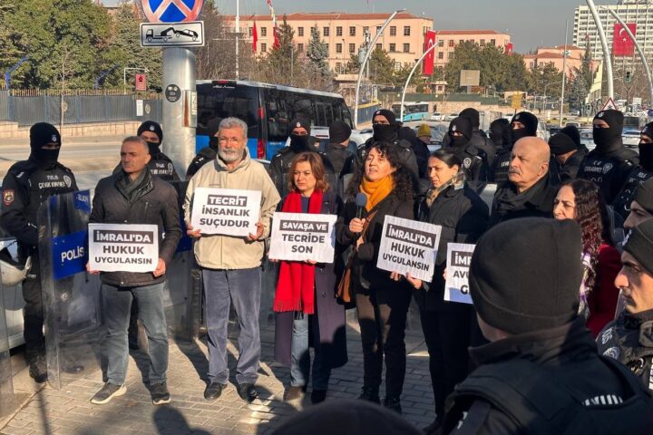 Protesta de l'HDP davant el ministeri de Justícia de Turquia per exigir la fi dels gairebé dos anys d'aïllament imposats a Abdullah Öcalan. (fotografia: HDP Europe)