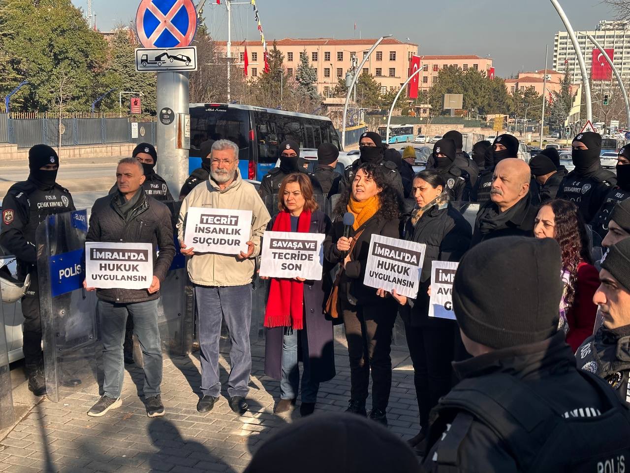 Protesta de l'HDP davant el ministeri de Justícia de Turquia per exigir la fi dels gairebé dos anys d'aïllament imposats a Abdullah Öcalan. (fotografia: HDP Europe)