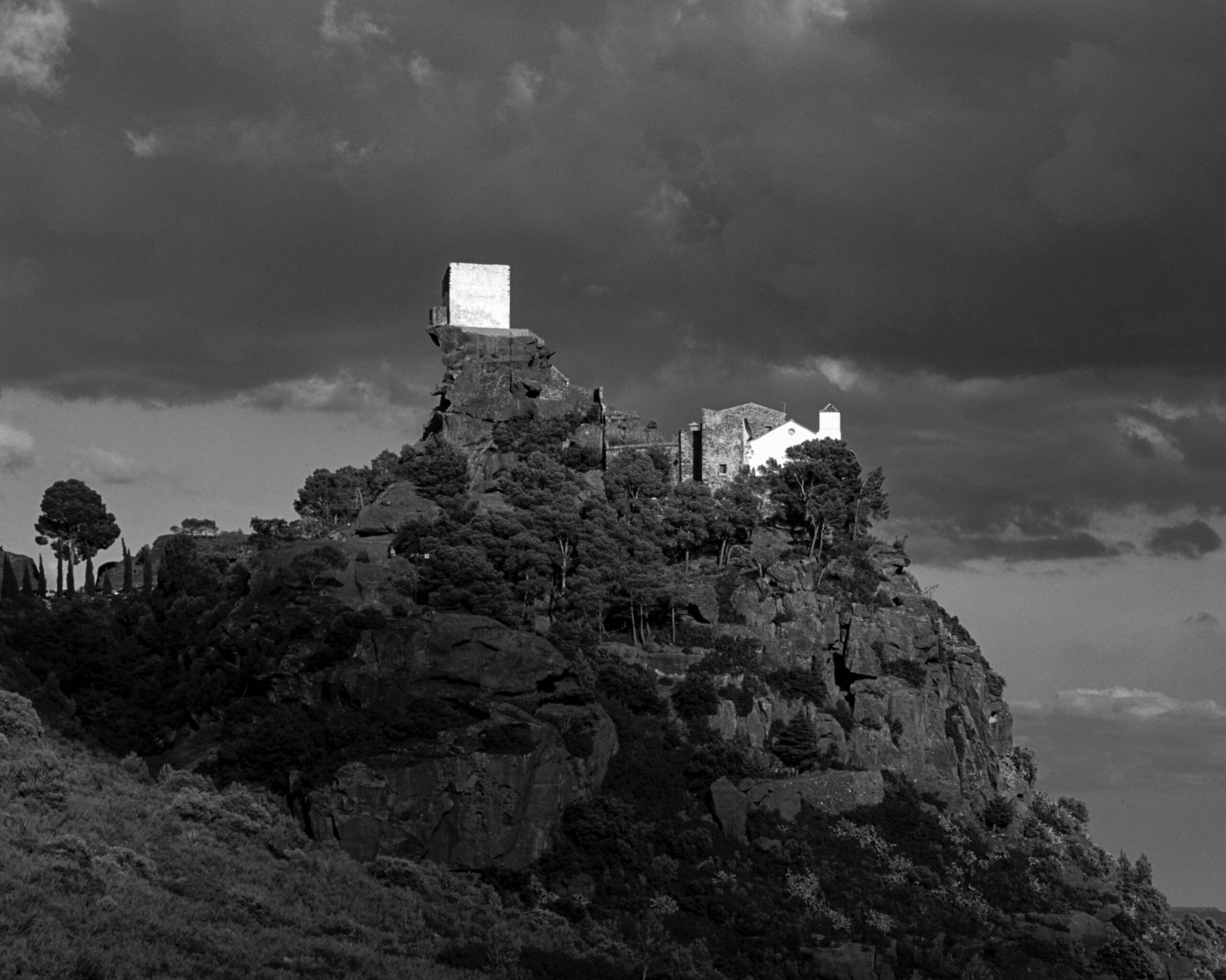 Miró, Mont-roig. Jean Marie del Moral. Ermita de la Mare de Déu de la Roca, Mont-roig, 2022. Còpia Digigraphie sobre paper Hahnemühle, 325g, 50 x 62 cm.