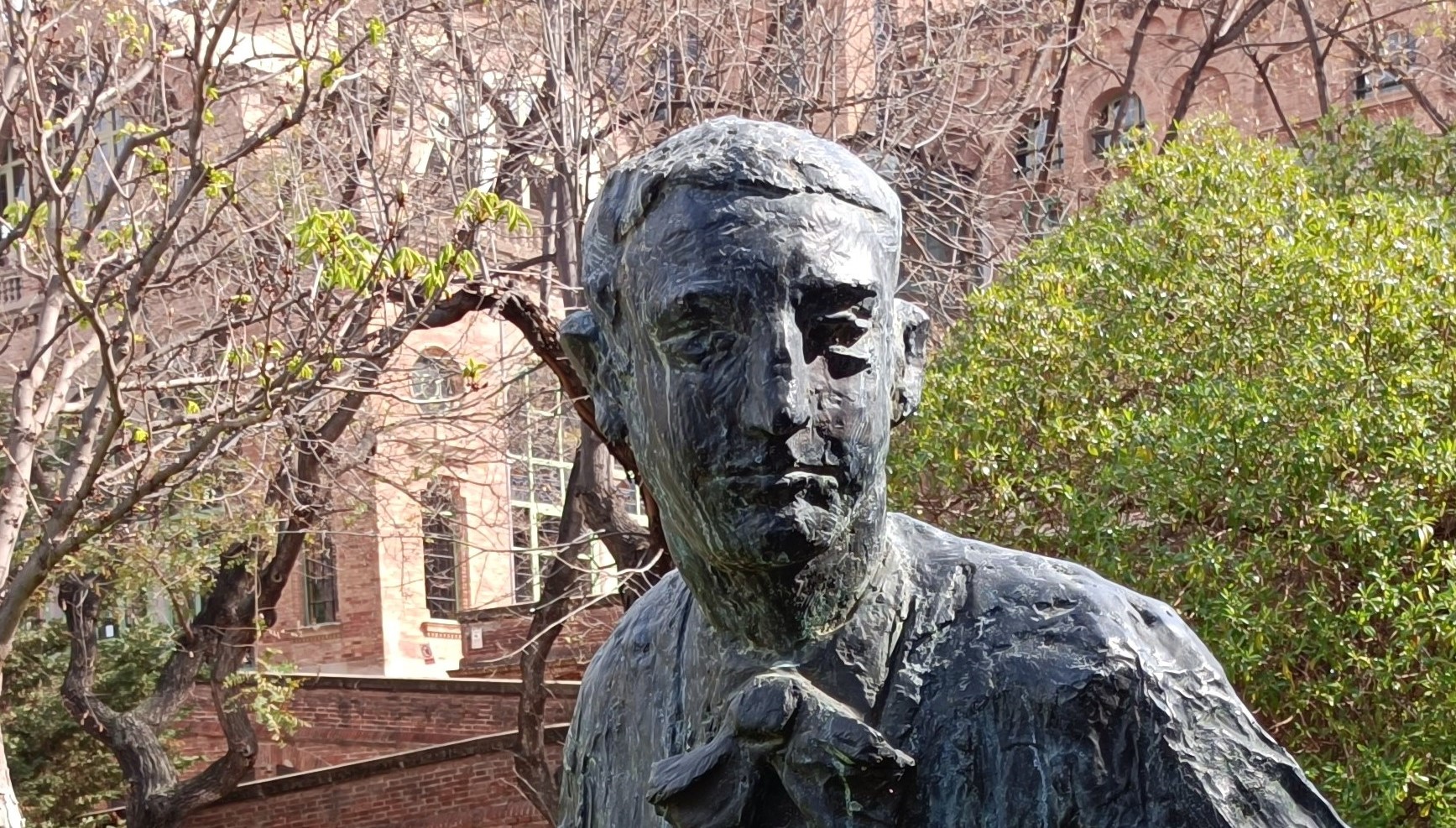 Als jardins de l’antic Hospital de Sant Pau (fotografia: M.I.)