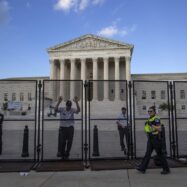 El Tribunal Suprem dels EUA permet que la píndola abortiva continuï distribuint-se