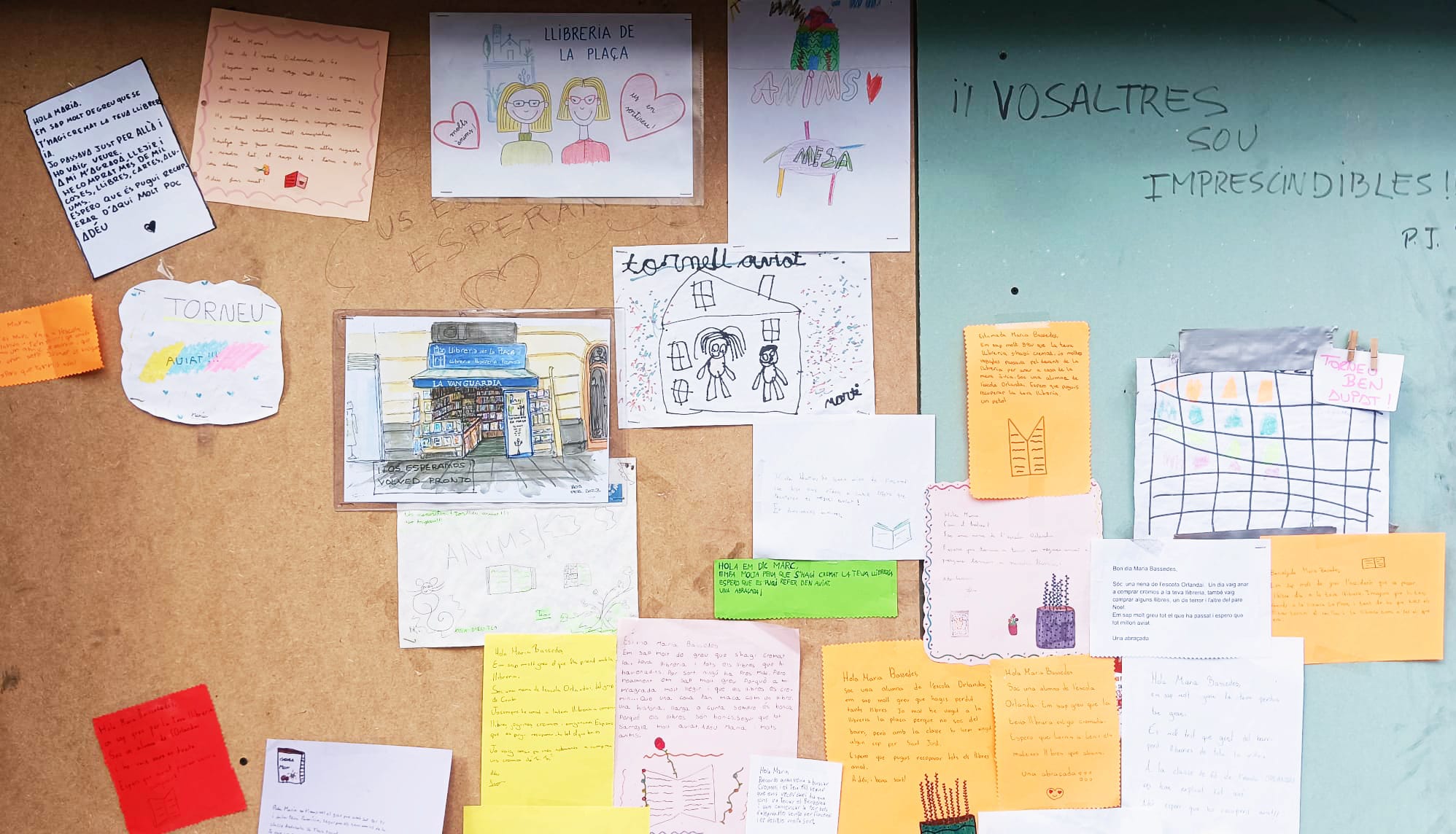 La façana de la llibreria de la Plaça, plena de mostres de suport (fotografia: Rosa Bassedas).