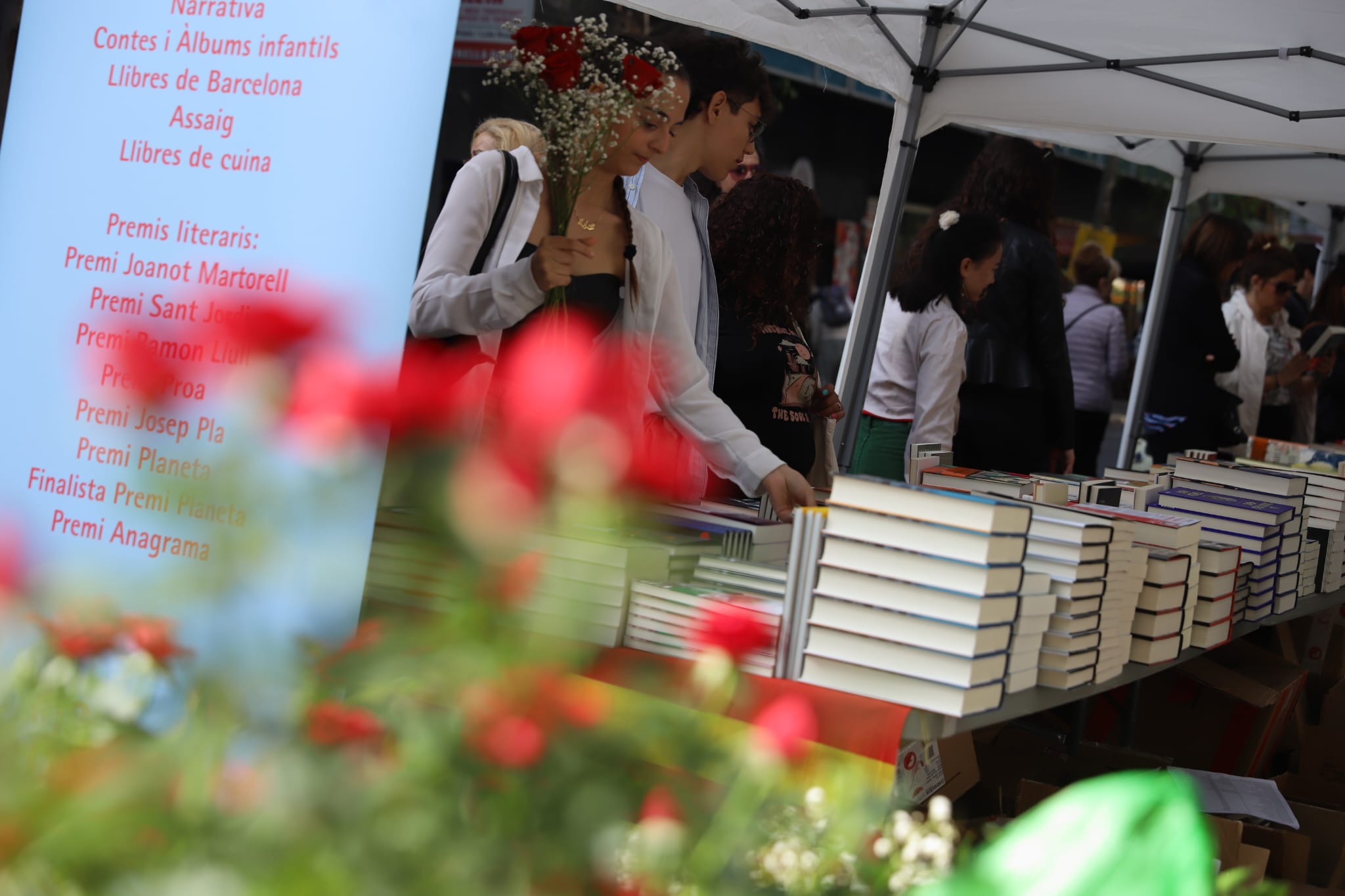 Enguany, superada la pandèmia, Sant Jordi recupera la Rambla de Barcelona per a les parades de llibres. És un indret emblemàtic, l'espai que el 1926 va veure néixer la festa.