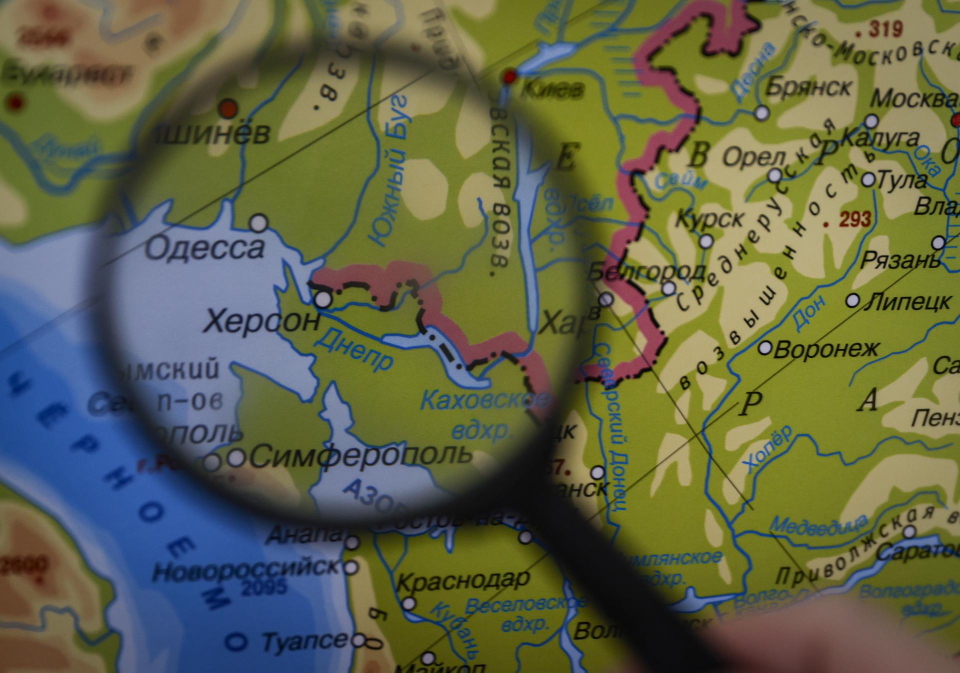 Un mapa rus nou amb les fronteres d'Ucraïna ja modificades (fotografia: Serguei Ilnitski / EPA).