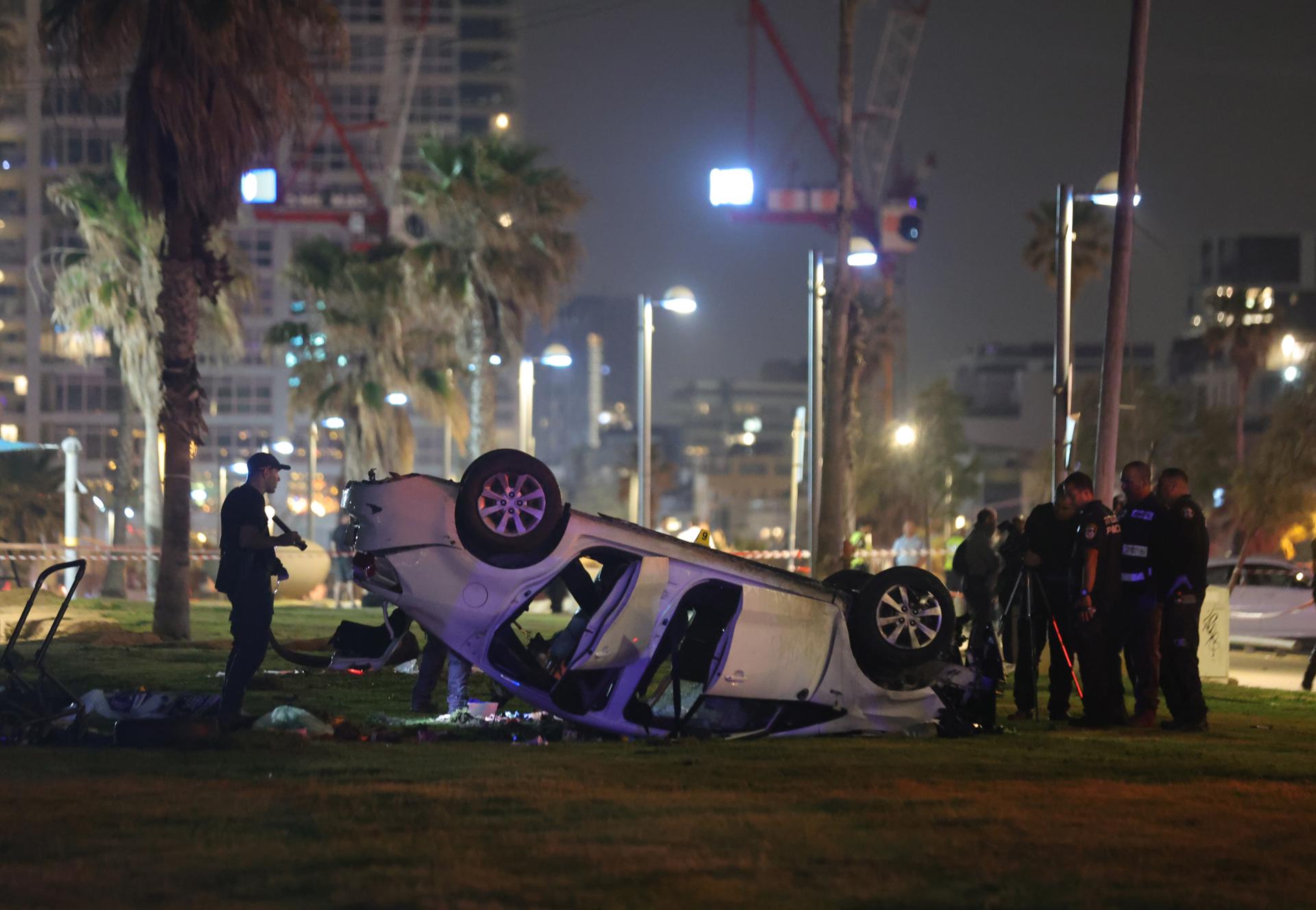 Els policies israelians treballen en l'escena d'un atac de tiroteig i de xoc a Tel Aviv, Israel. Fotografia: EFE/EPA/ABIR SULTAN