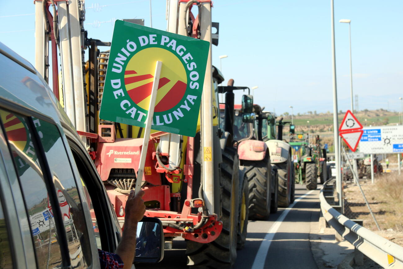 Imatge d'arxiu d'un cartell d'Unió de Pagesos durant una tractorada del sindicat a la Segarra per a reclamar ajuts directes per al sector dels cereals de secà.