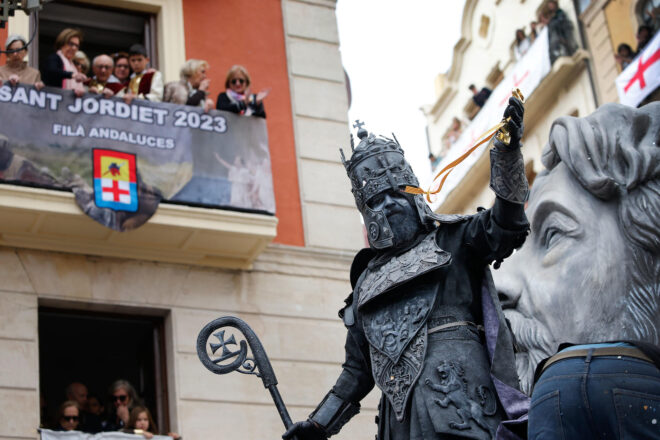 S’enfonsa la carrossa del capità cristià al començament dels Moros i Cristians d’Alcoi