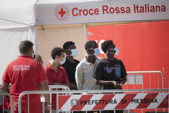 Desembarcament de migrants a Messina, Itàlia (fotografia: Europa Press/Valeria Ferraro).