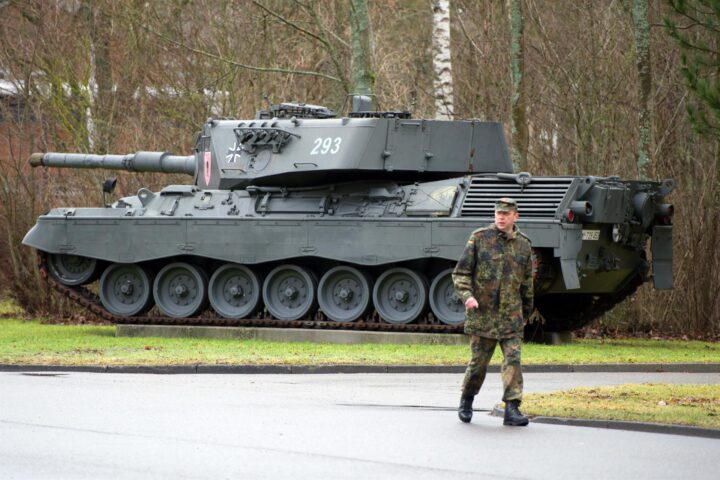 Un militar alemany al davant d'un tanc Leopard 1 A4 (fotografia: Picture Alliance / DPA).