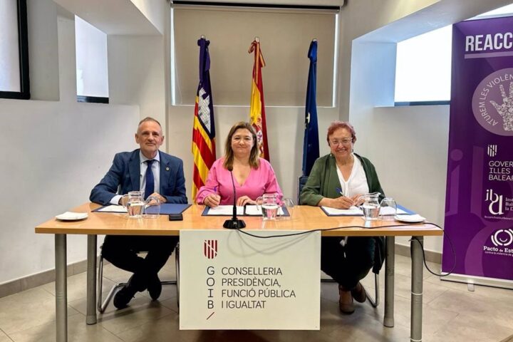 El rector de la UIB, Jaume Carot; la consellera de Presidència, Funció Pública i Igualtat, Mercedes Garrido; i la directora de l'IBDona, Maria Duran (fotografia: CAIB).