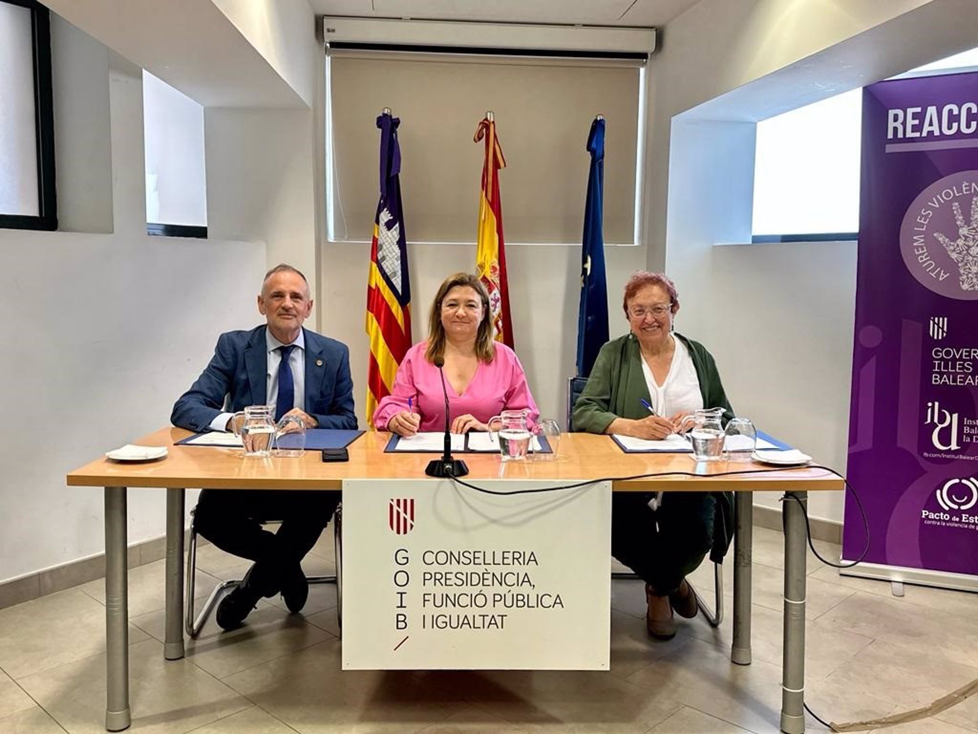 El rector de la UIB, Jaume Carot; la consellera de Presidència, Funció Pública i Igualtat, Mercedes Garrido; i la directora de l'IBDona, Maria Duran (fotografia: CAIB).