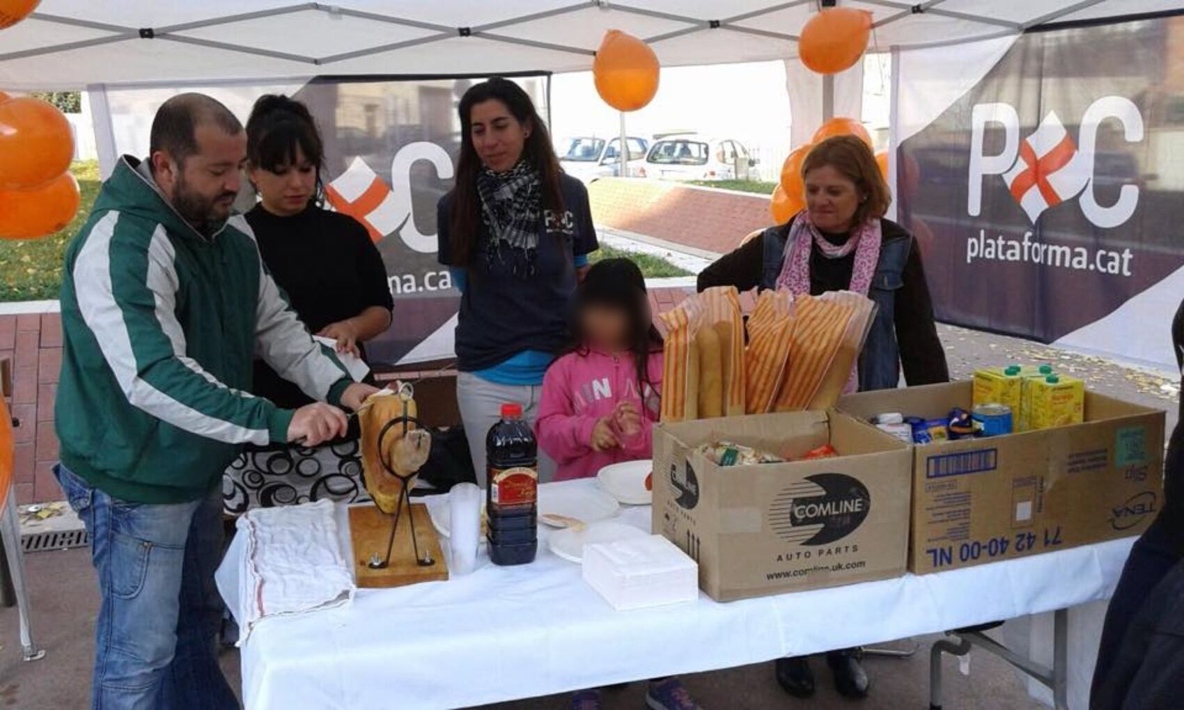 Lagunas, tallant una pota de pernil en una carpa de PxC. (fotografia: Facebook de Plataforma per Catalunya)