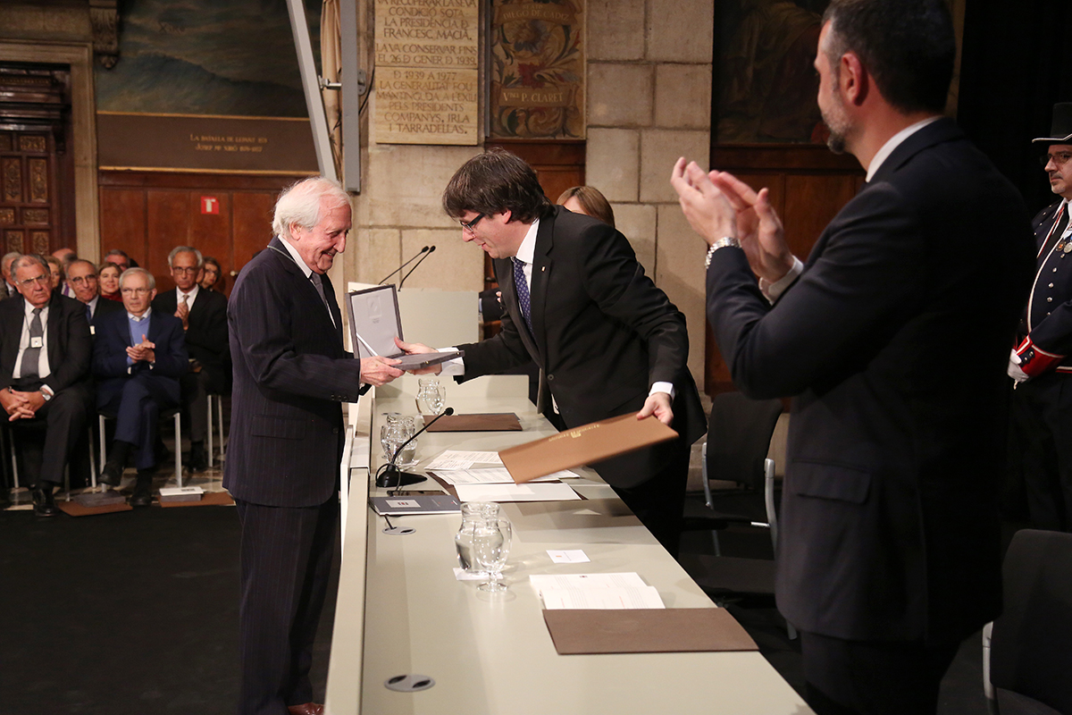 Josep Navarro, en el moment de rebre la Creu de Sant Jordi, el 2016.
