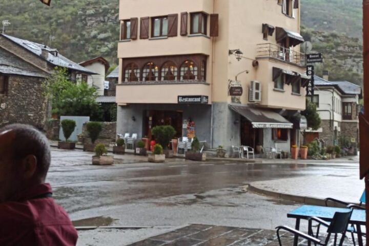 Els carrers d'Alins (Pallars Sobirà) molls per la pluja