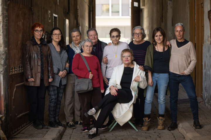 Gemma Pasqual i Escrivà amb algunes dones testimonis de les tortures a Via Laietana i protagonistes del llibre (Fotografia: Maria Casas).