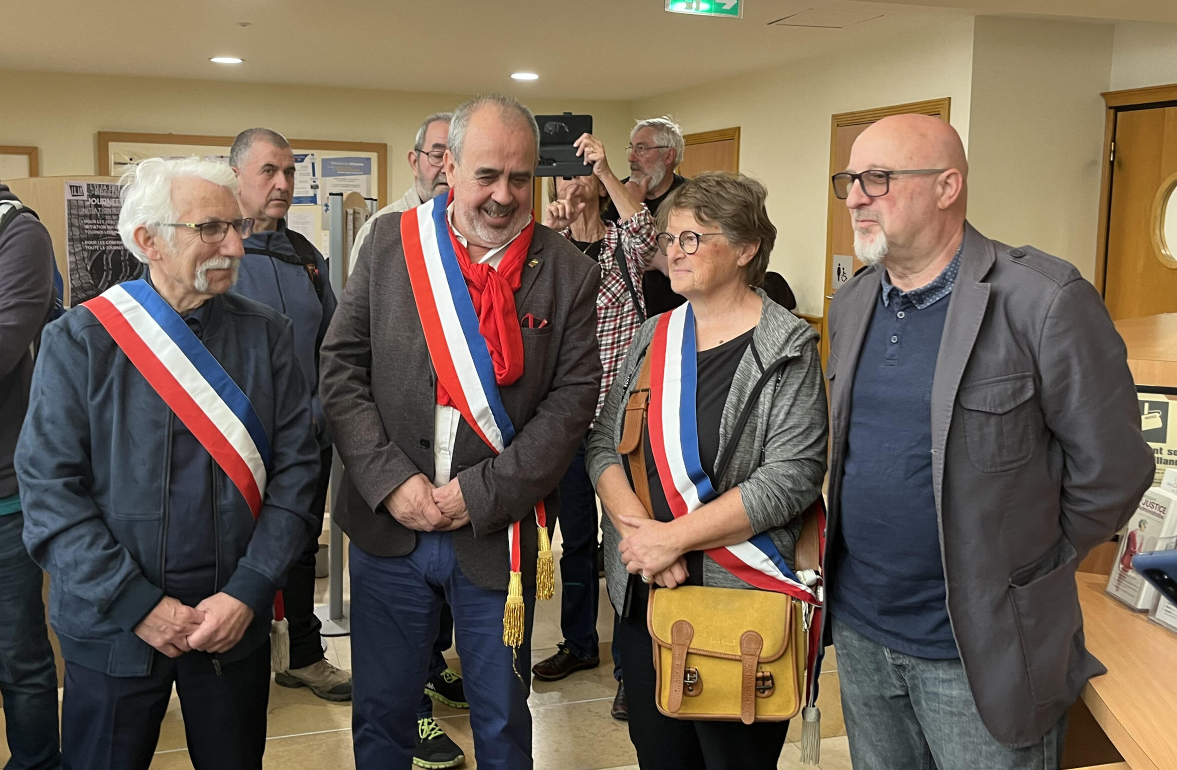 Nicolas Garcia, batlle d'Elna, i els seus tinents de batllia, Pere Manzanares (esquerra) i Sylvaine Candille (dreta), al tribunal de Montpeller.