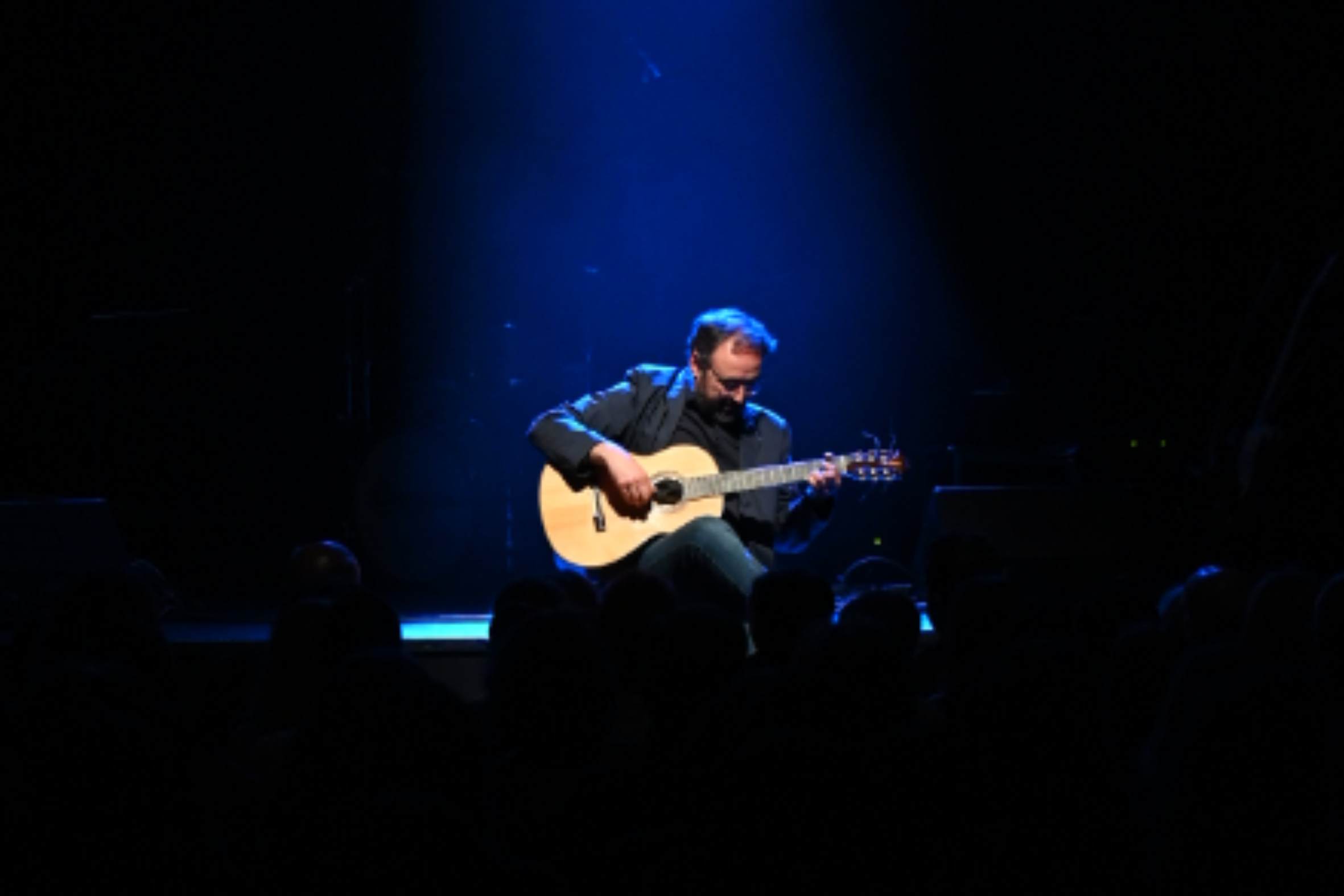 Roger Mas a la sala Paral·lel 62 estrenant ‘El Viatge de Roger Mas’ (© Pep Herrero).