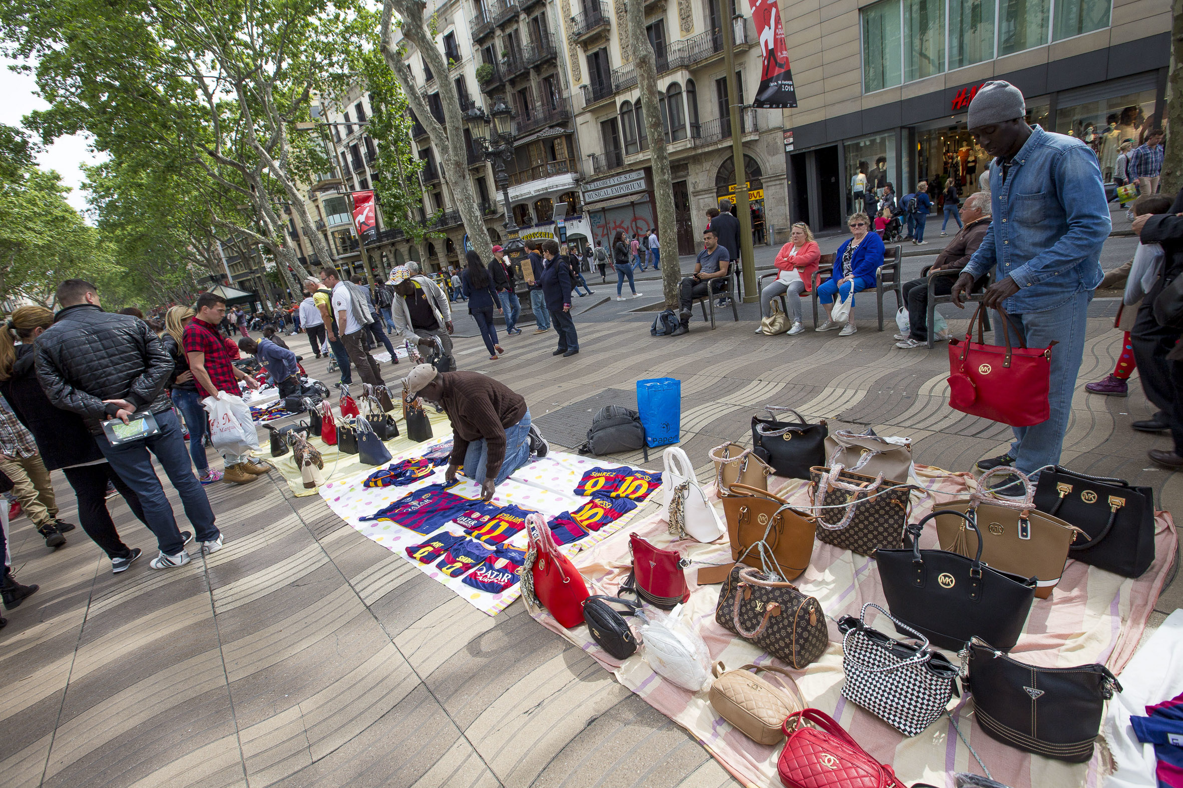 Imatge d'arxiu d'un grup de manters a la Rambla de Barcelona (fotografia: Albert Salamé).