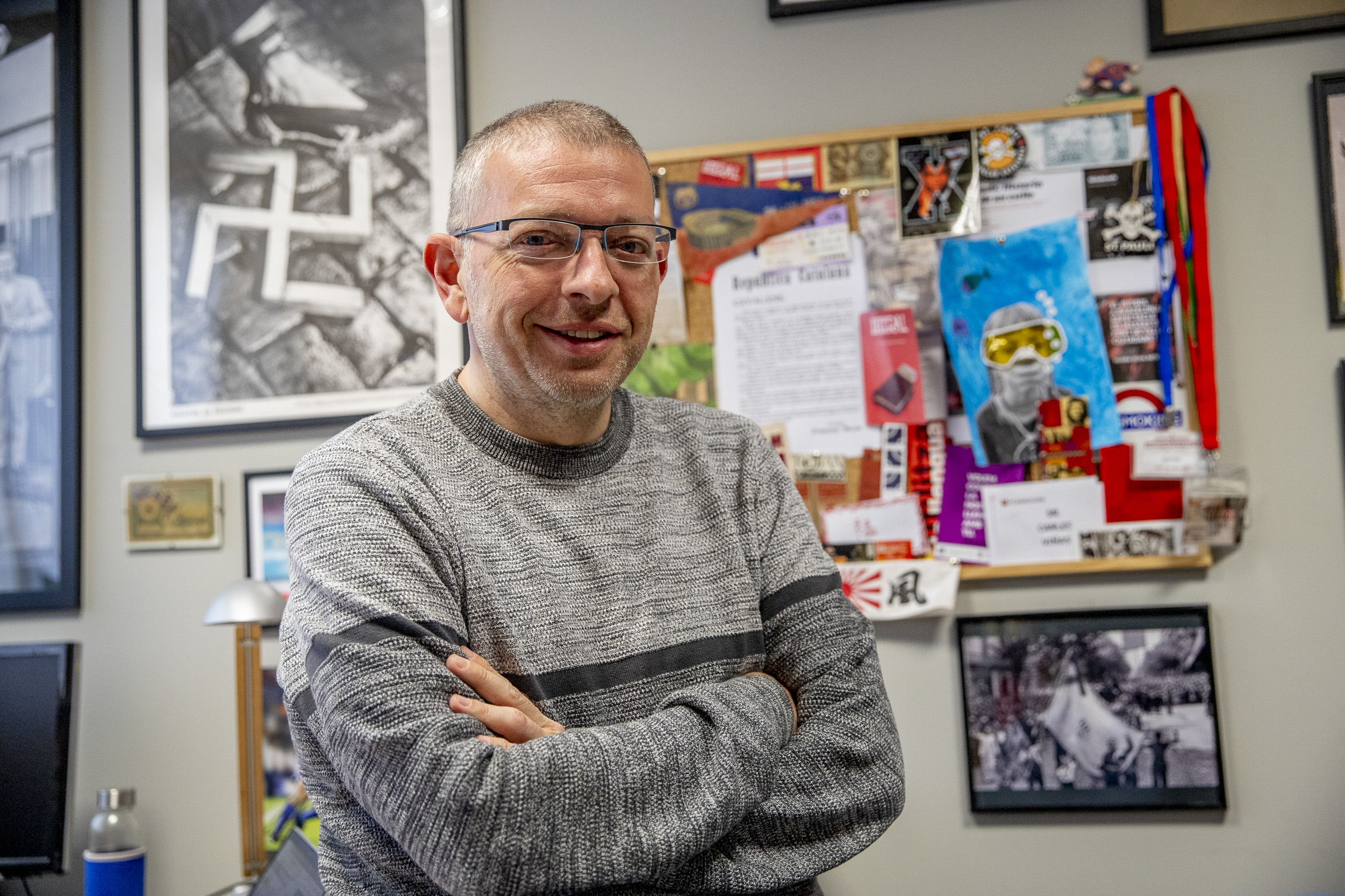 Carles Viñas, al seu despatx a la Universitat de Barcelona. (fotografia: Albert Salamé)