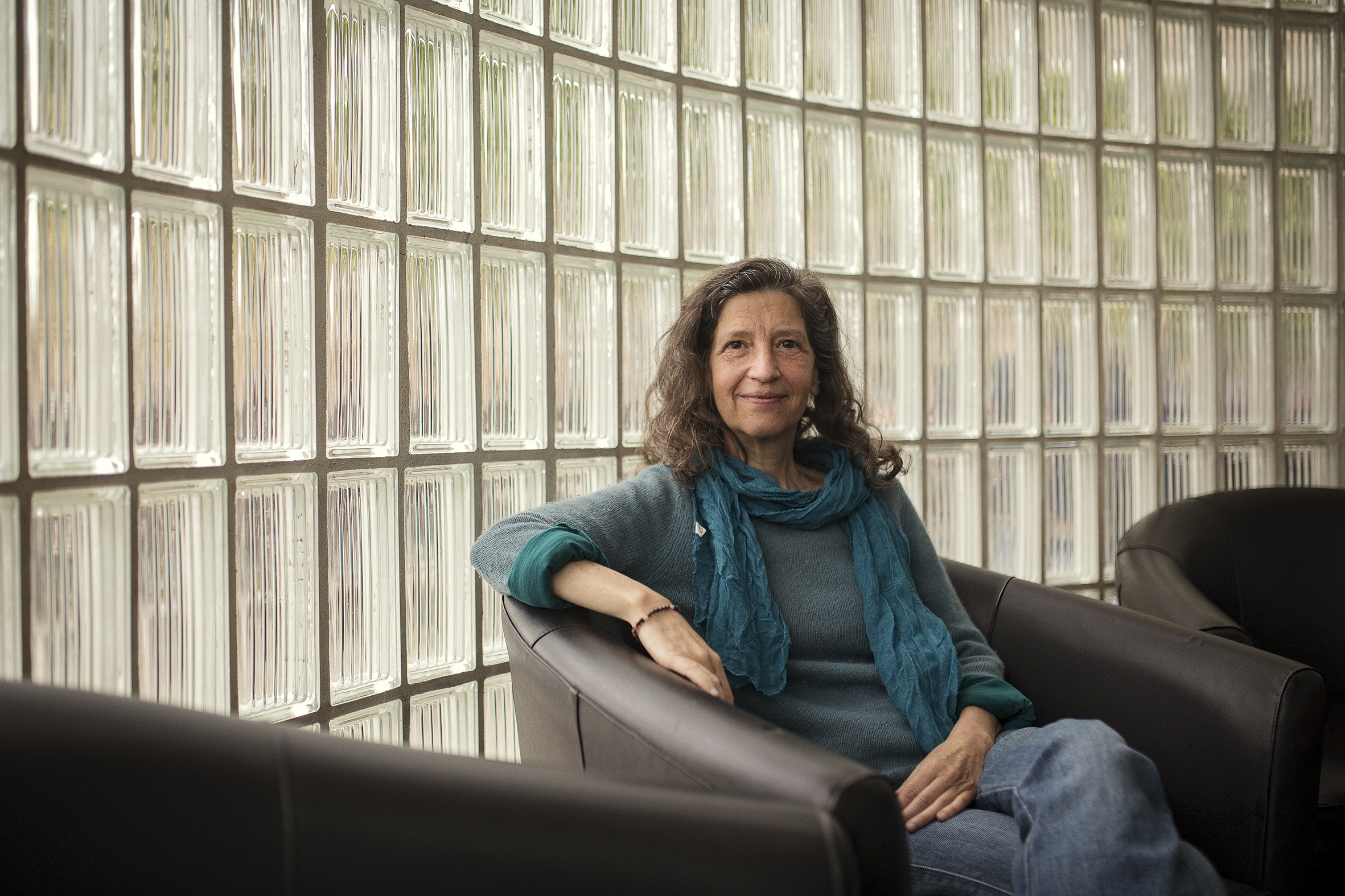 La psicòloga i formadora Waldorf i Pikler, Sonia Kliass, durant l'entrevista a Girona. Fotografia: Carles Palacio.