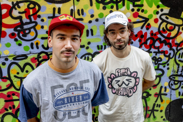 Els integrants de la banda Figa Flawas, Pep Velasco i Xavier Cartanyà, en una paret amb grafit del carrer de Ferlandina, al barri del Raval de Barcelona (fotografia: Albert Salamé).