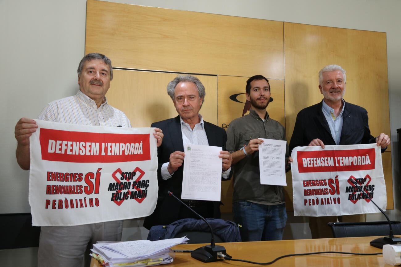 Membres de les entitats contràries al macroparc eòlic marí amb pancartes al Col·legi de Periodistes (fotografia: ACN / Gerard Vilà).
