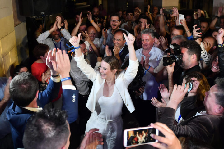 La candidata del PP al govern Balear, Marga Prohens, celebra la victòria després de saber els resultats electorals (fotografia: EFE / Miquel A. Borràs).